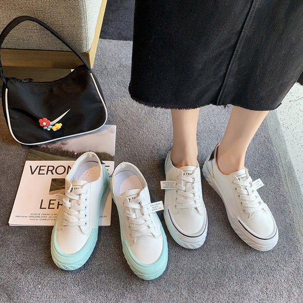 Uus mudel paelte ja lameda tallaga nahast naiste tossud