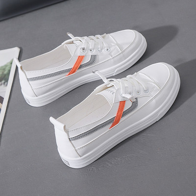 Γυναικεία sneakers με κορδόνια και μεταλλικό στοιχείο