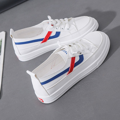 Γυναικεία sneakers με κορδόνια και μεταλλικό στοιχείο