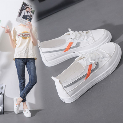 Γυναικεία sneakers με κορδόνια και μεταλλικό στοιχείο