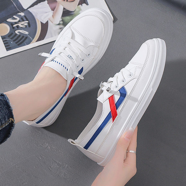 Γυναικεία sneakers με κορδόνια και μεταλλικό στοιχείο