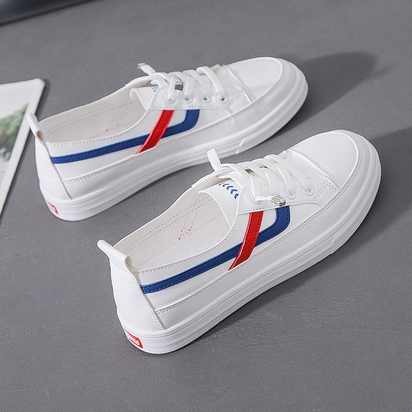 Γυναικεία sneakers με κορδόνια και μεταλλικό στοιχείο