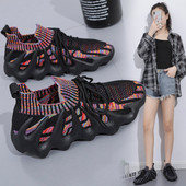 Moodsad kareda tallaga tekstiilist tossud