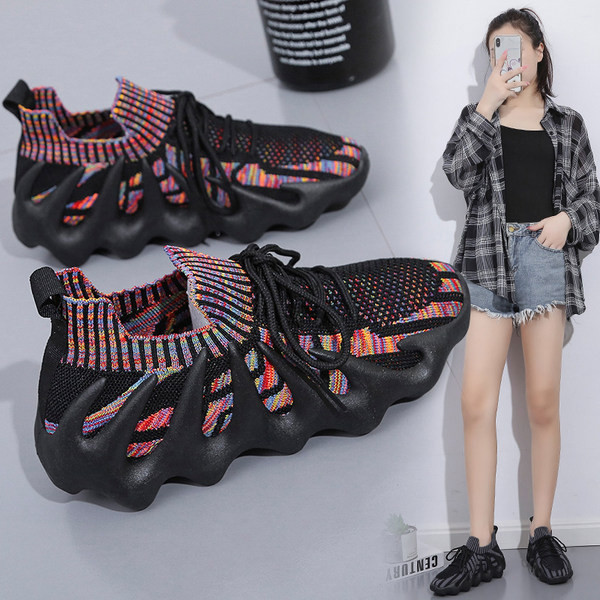 Moodsad kareda tallaga tekstiilist tossud