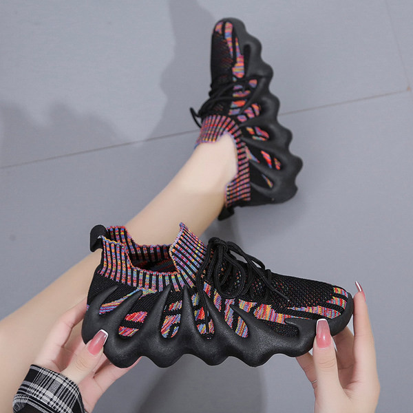 Moodsad kareda tallaga tekstiilist tossud