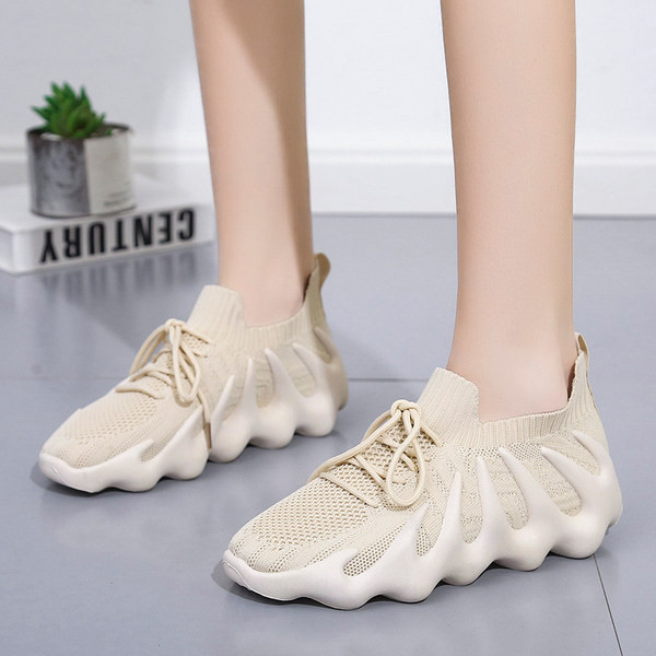 Moodsad kareda tallaga tekstiilist tossud