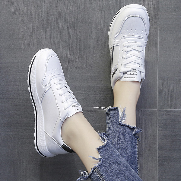 Sieviešu kedas no eko ādas ar akmens apdari