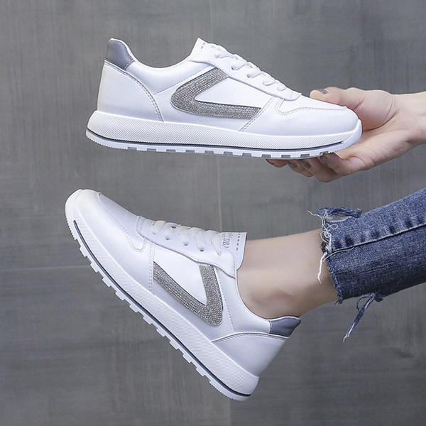 Sieviešu kedas no eko ādas ar akmens apdari