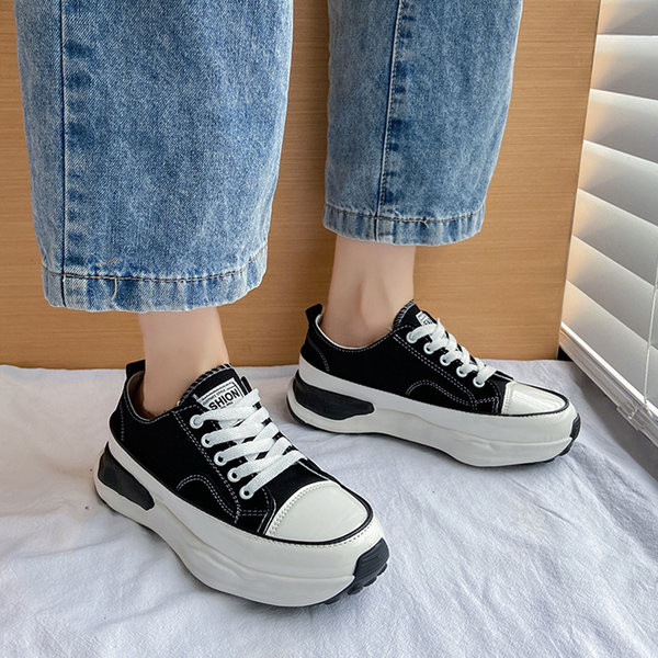 Naiste tekstiilist platvormiga tossud