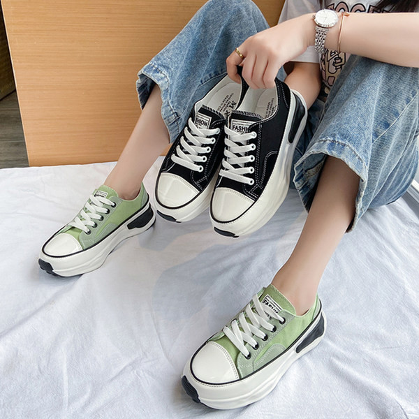 Naiste tekstiilist platvormiga tossud