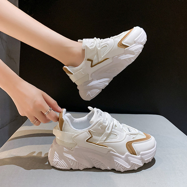 Uue mudeli krobelise tallaga tossud