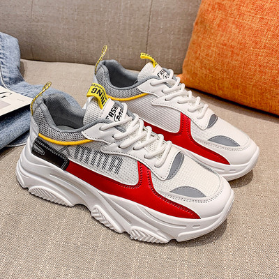 Naiste tossud kirja ja kõrge tallaga