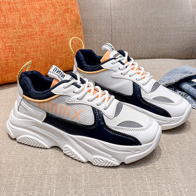 Naiste tossud kirja ja kõrge tallaga