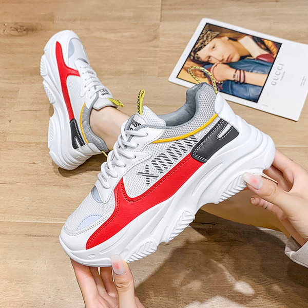 Naiste tossud kirja ja kõrge tallaga