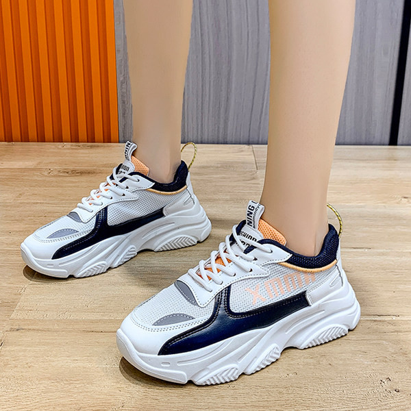 Naiste tossud kirja ja kõrge tallaga