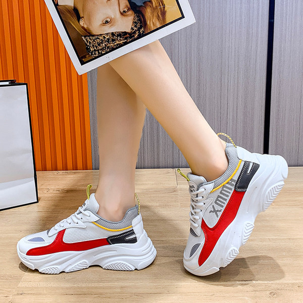 Naiste tossud kirja ja kõrge tallaga