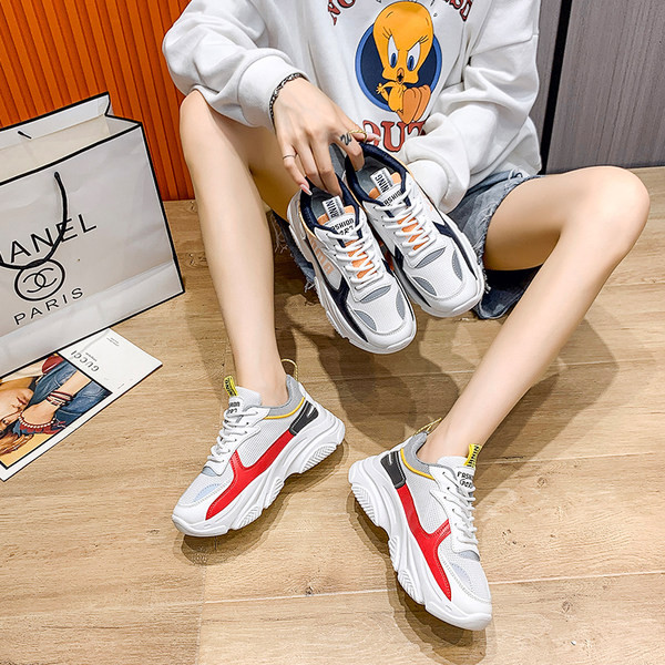 Naiste tossud kirja ja kõrge tallaga