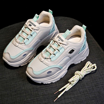 Naiste kõrge kunstnahast tallaga tossud