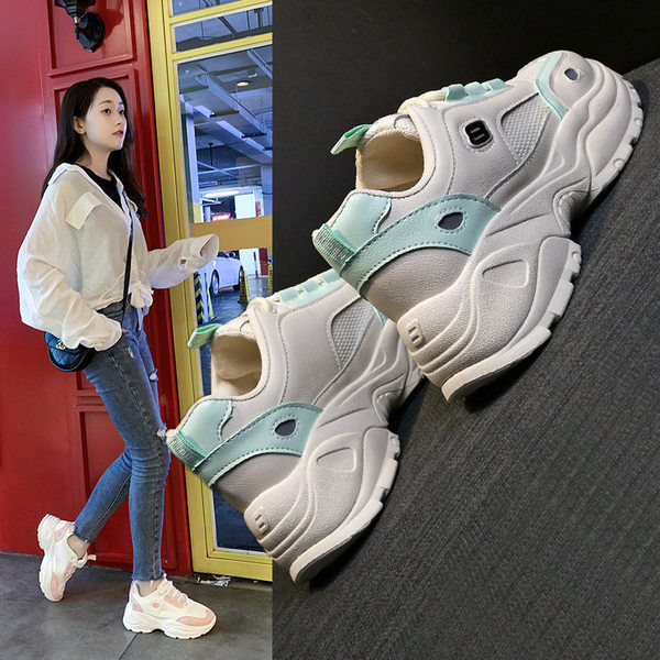 Naiste kõrge kunstnahast tallaga tossud