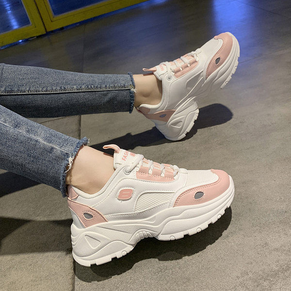 Naiste kõrge kunstnahast tallaga tossud