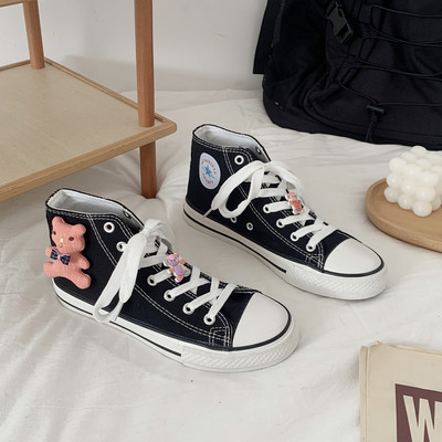 Jauns sieviešu tekstila kedu modelis ar 3D elementu baltā un melnā krāsā