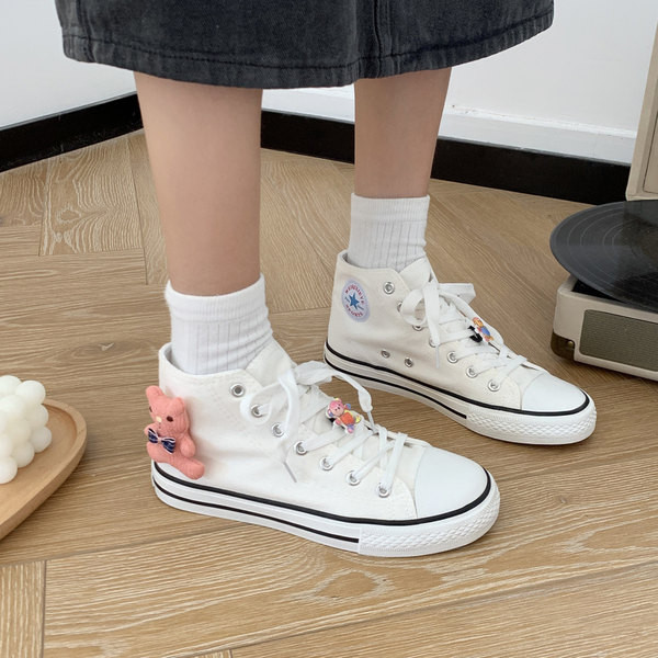 Jauns sieviešu tekstila kedu modelis ar 3D elementu baltā un melnā krāsā