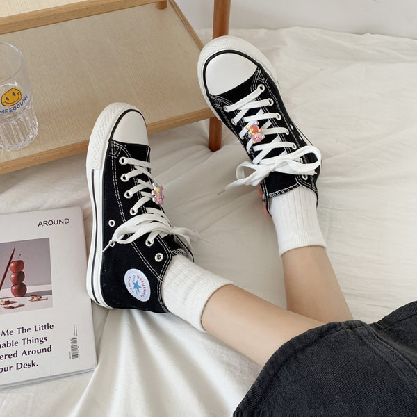 Jauns sieviešu tekstila kedu modelis ar 3D elementu baltā un melnā krāsā