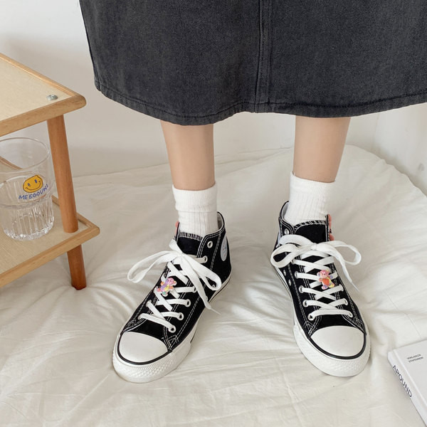 Jauns sieviešu tekstila kedu modelis ar 3D elementu baltā un melnā krāsā