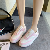 Mitmes värvitoonis lameda tallaga naiste spordi- ja vabaaja tossud