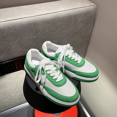 Mitmes värvitoonis lameda tallaga naiste spordi- ja vabaaja tossud