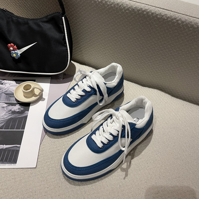 Mitmes värvitoonis lameda tallaga naiste spordi- ja vabaaja tossud