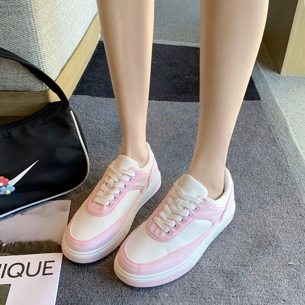 Mitmes värvitoonis lameda tallaga naiste spordi- ja vabaaja tossud