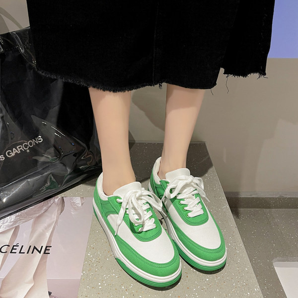 Mitmes värvitoonis lameda tallaga naiste spordi- ja vabaaja tossud