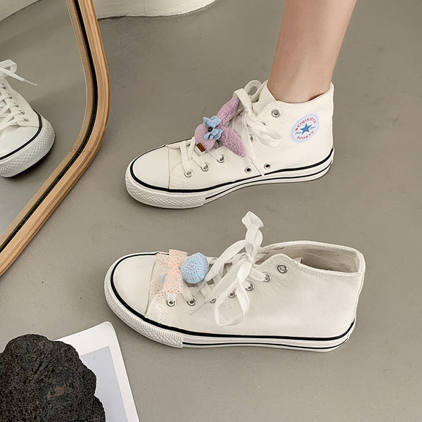 Ikdienas sieviešu kedas ar plakanu zoli un 3D elementu