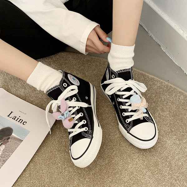 Ikdienas sieviešu kedas ar plakanu zoli un 3D elementu