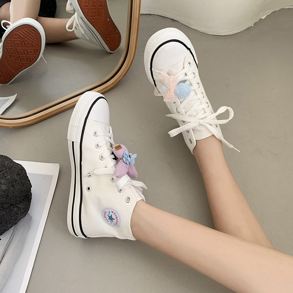 Ikdienas sieviešu kedas ar plakanu zoli un 3D elementu