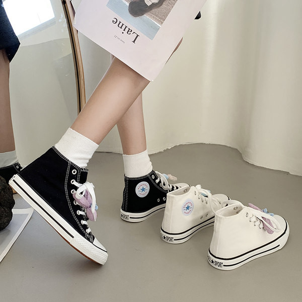 Ikdienas sieviešu kedas ar plakanu zoli un 3D elementu