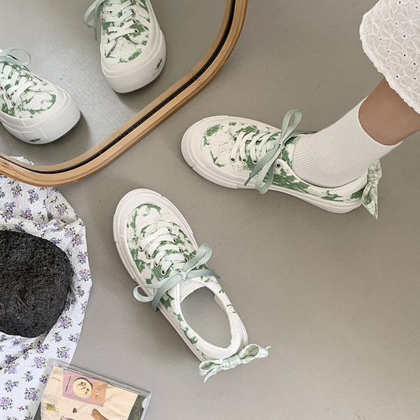 Jauns krāsainu sieviešu kedu modelis ar lentīti vairākās krāsās