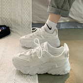 Moodsad kõrge kareda tallaga ökonahast tossud