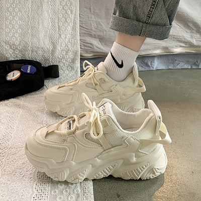 Moodsad kõrge kareda tallaga ökonahast tossud