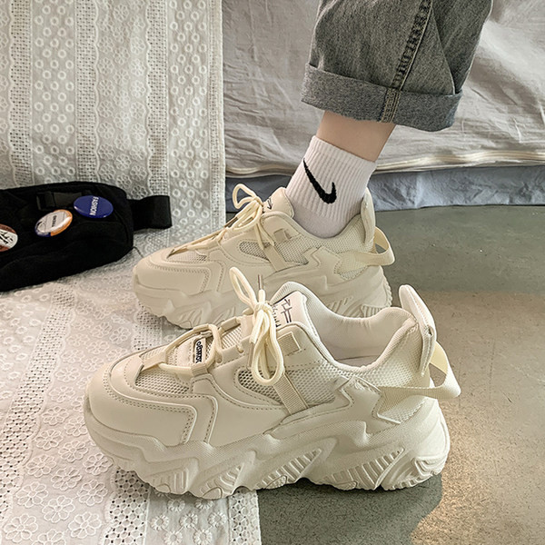 Moodsad kõrge kareda tallaga ökonahast tossud