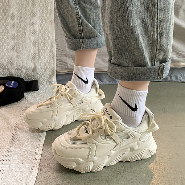 Moodsad kõrge kareda tallaga ökonahast tossud