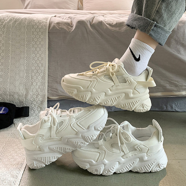 Moodsad kõrge kareda tallaga ökonahast tossud