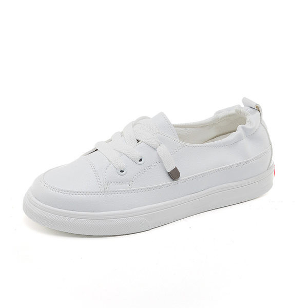 Sieviešu kedas ar plakanām zoles saitēm un metāla elementu