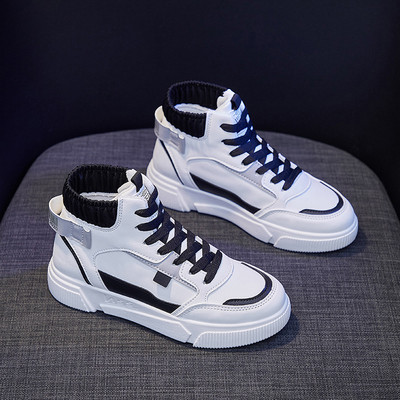 Naiste kõrged kunstnahast tossud lameda talla ja paeltega