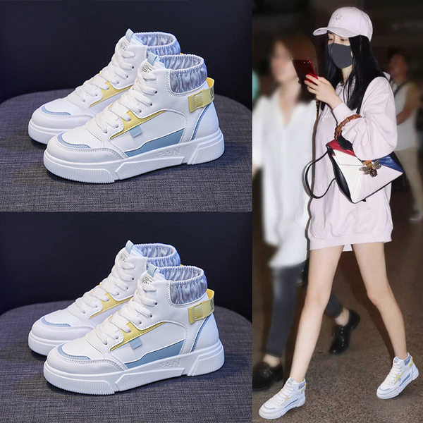 Naiste kõrged kunstnahast tossud lameda talla ja paeltega