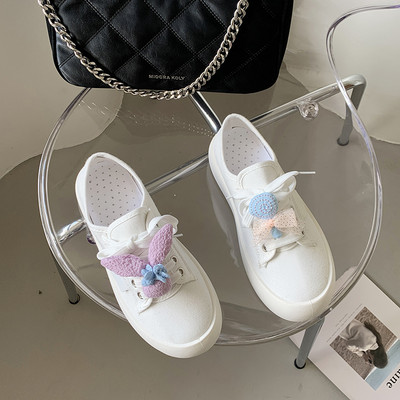 Jauns sieviešu tekstila kedu modelis ar 3D elementu trīs krāsās