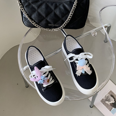 Jauns sieviešu tekstila kedu modelis ar 3D elementu trīs krāsās