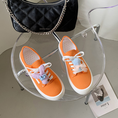 Jauns sieviešu tekstila kedu modelis ar 3D elementu trīs krāsās