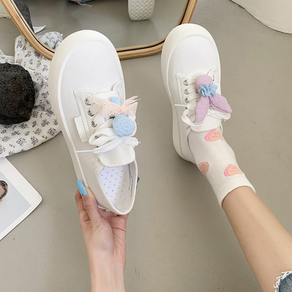 Jauns sieviešu tekstila kedu modelis ar 3D elementu trīs krāsās